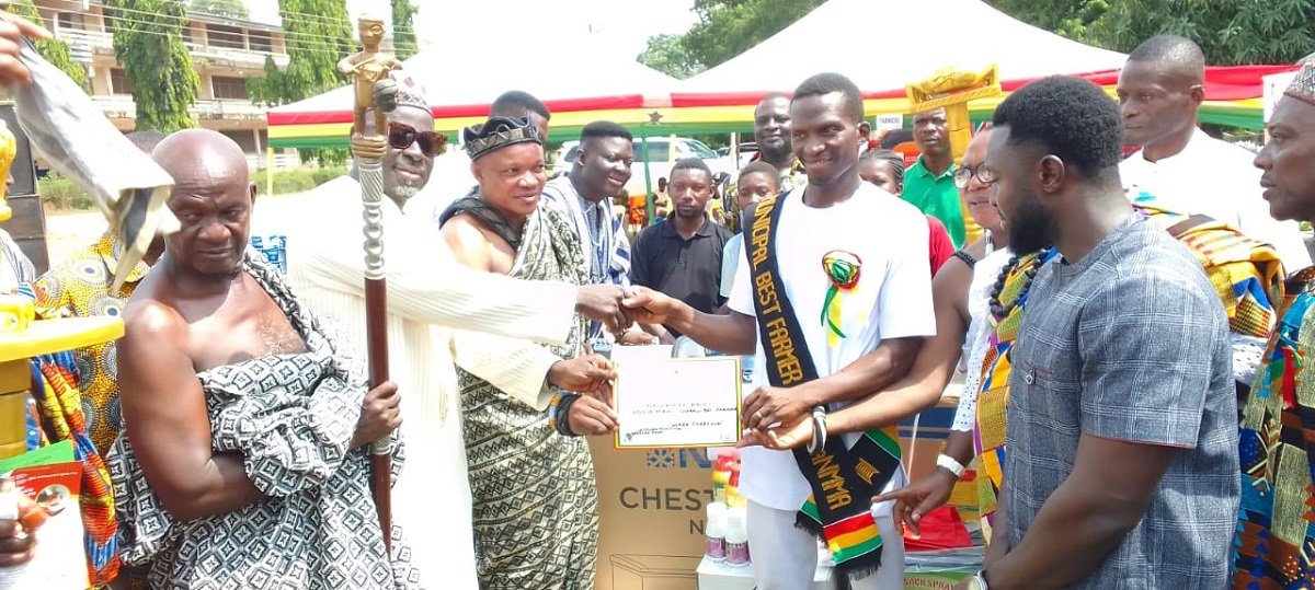 Alhaji Faila (second from left) presenting the items to Mr Kotei, La Nkwantanang-Madina Municipality best farmer
