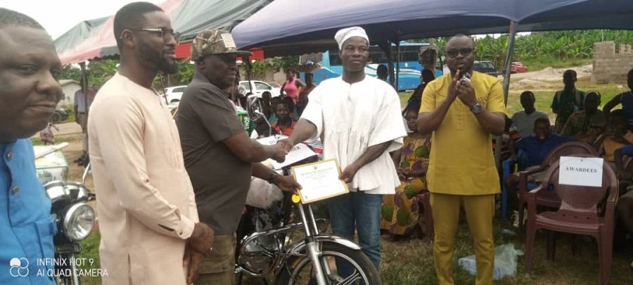 Mr Francis Dufe (Third from left) presenting a certificate to the best farmer