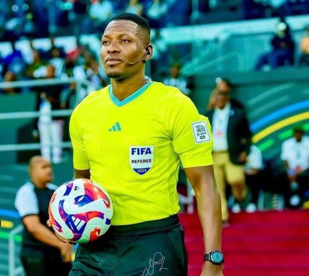 Referee Daniel Laryea