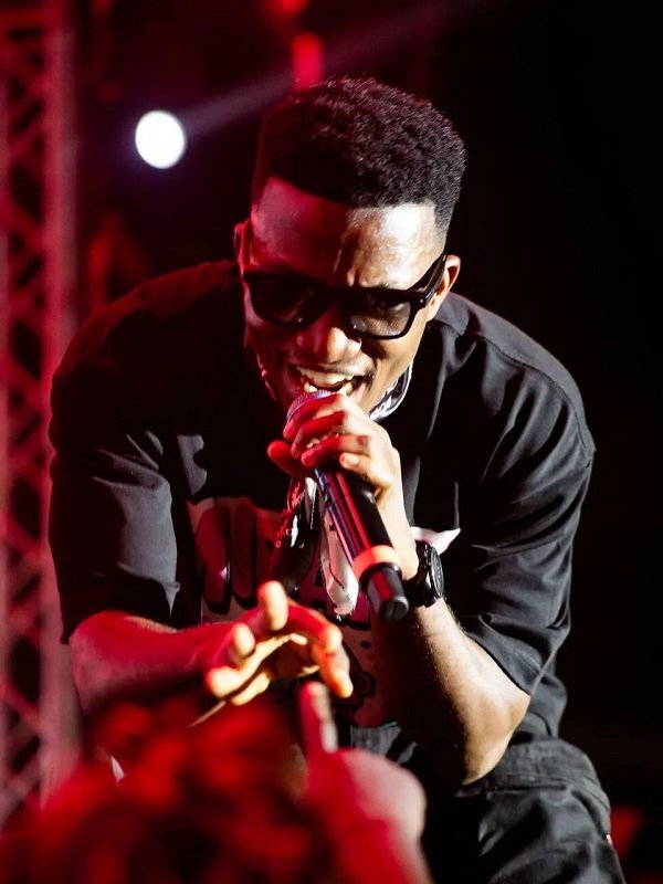 Kofi Kinaata performing at the carnival