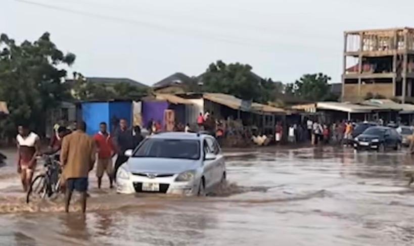 A car stucked in the flood