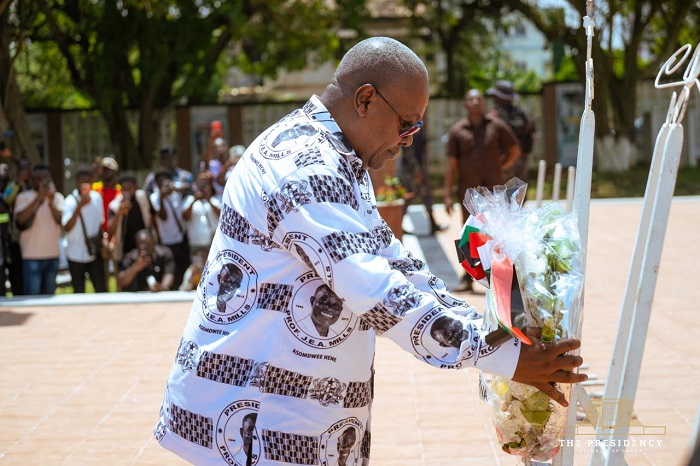 President Mahama laying a wreath at the Asomdwee Park in remembrance of the late President Mills