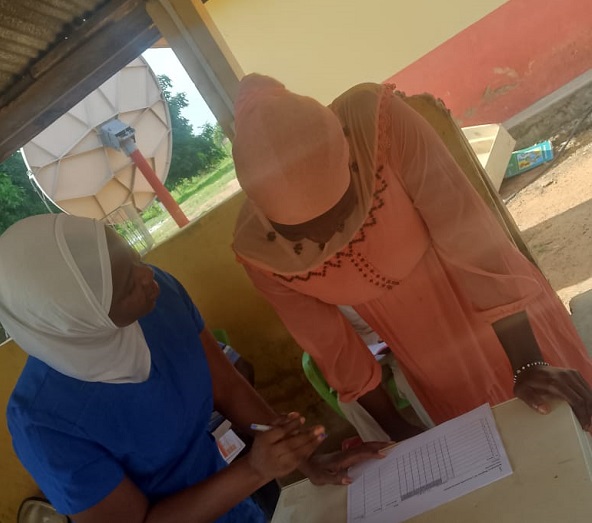 Hafisa and a client during a pregnancy school session