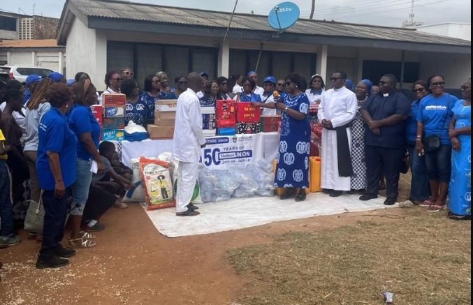 • The Diocesan Mothers’ Union of the Anglican Diocese Presenting items to Street Academy